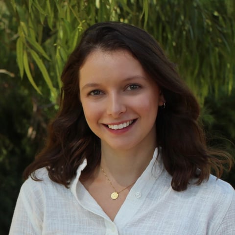 Kelly Headshot